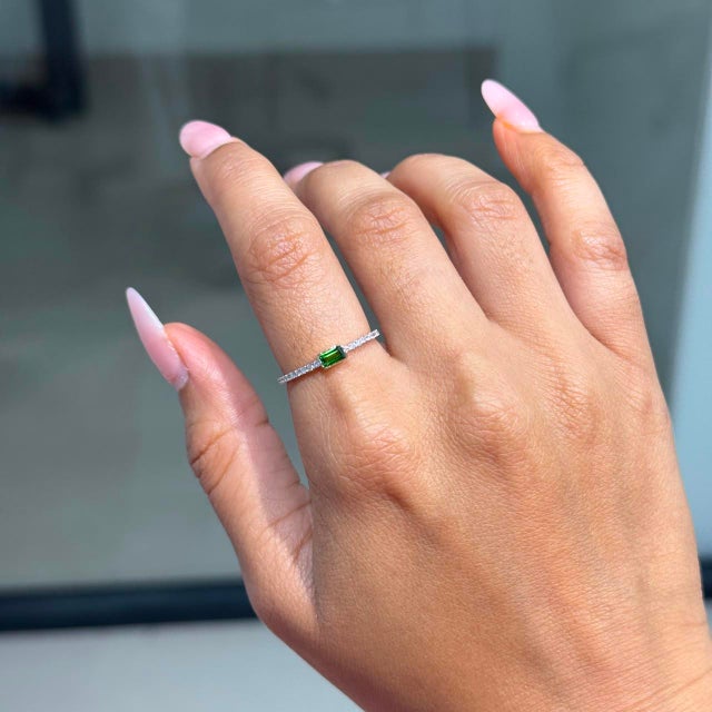 Minimalist Baguette-Cut Tsavorite & Diamond Pave Band Ring in 14k Yellow Gold Size 5 For Sale In New York - Image 6 of 15