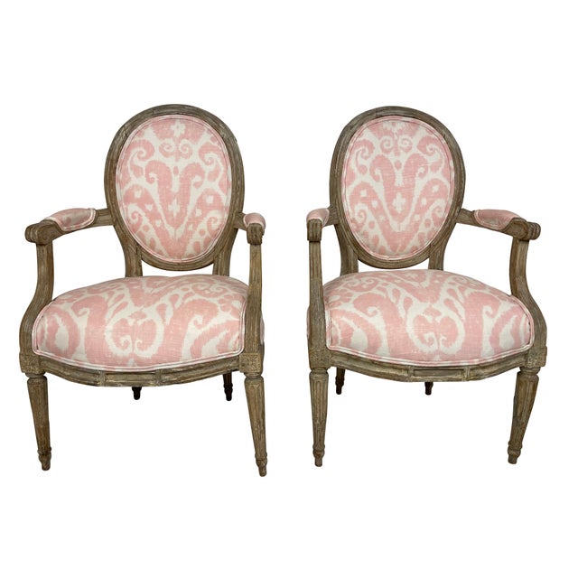 Early 20th Century Louis XVI Style Grey Painted Armchairs in Pink and White Ikat Upholstery - A Pair For Sale - Image 16 of 18