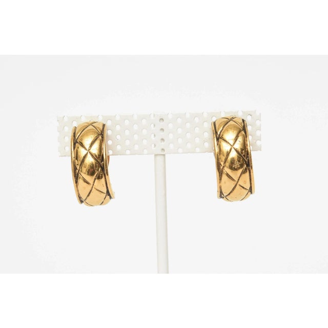 Modern Vintage Chanel Quilted Gold Plated Door Knocker Clip on Earrings, 1980's For Sale - Image 3 of 12