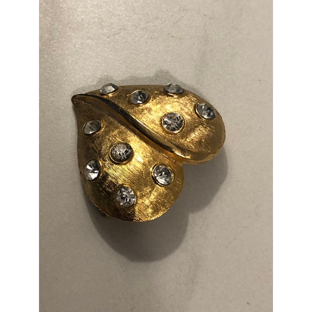 Metal 1940s Kramer Gold and Rhinestone Heart Brooch For Sale - Image 7 of 8
