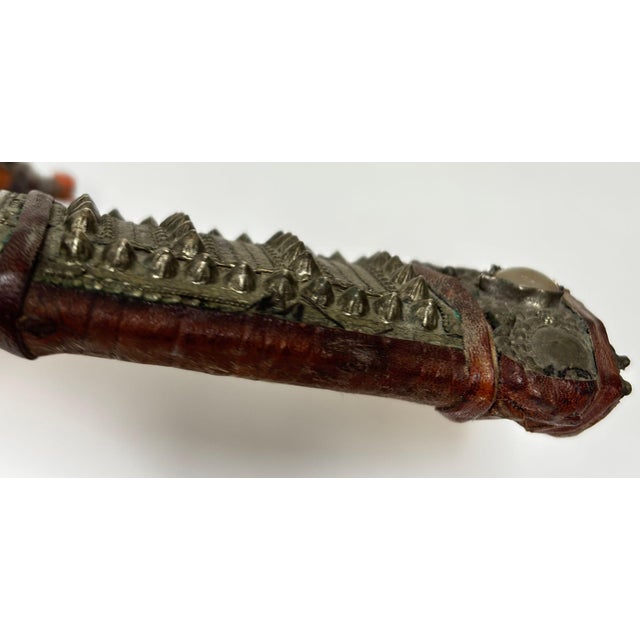 Antique Yemeni Jambiya Dagger With Silver-Mounted Scabbard, Early 20th Century For Sale - Image 14 of 17