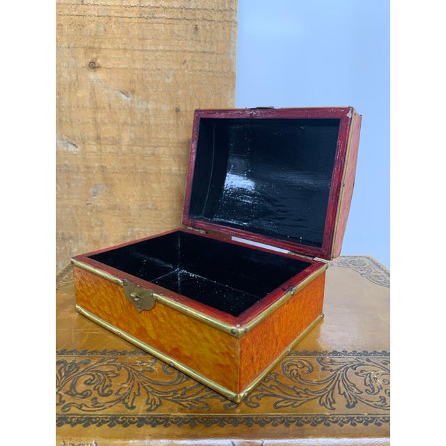 Traditional Mid 20th Century Lacquered Dome-Top Wooden Box Covered in Pigskin With Brass Fittings For Sale - Image 3 of 7