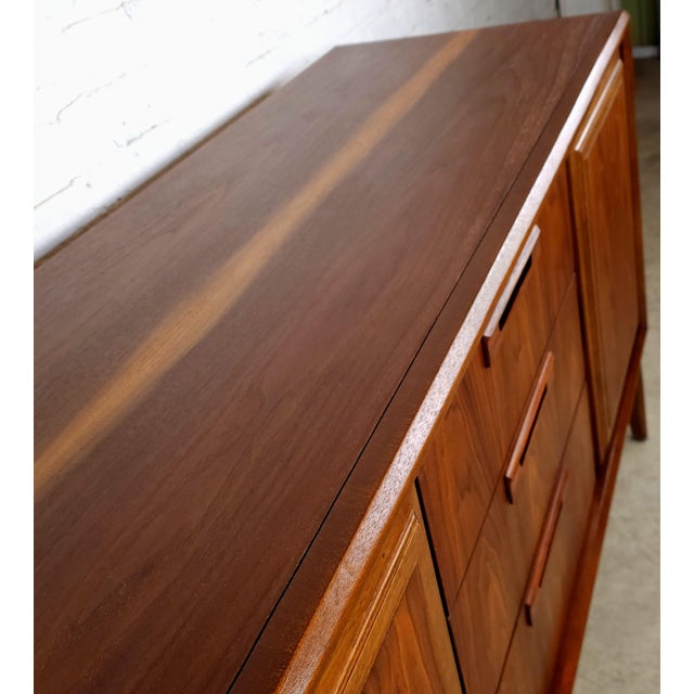 1960s Slick Restored Mid Century Modern Credenza Walnut United Furniture, Attributed For Sale - Image 11 of 13