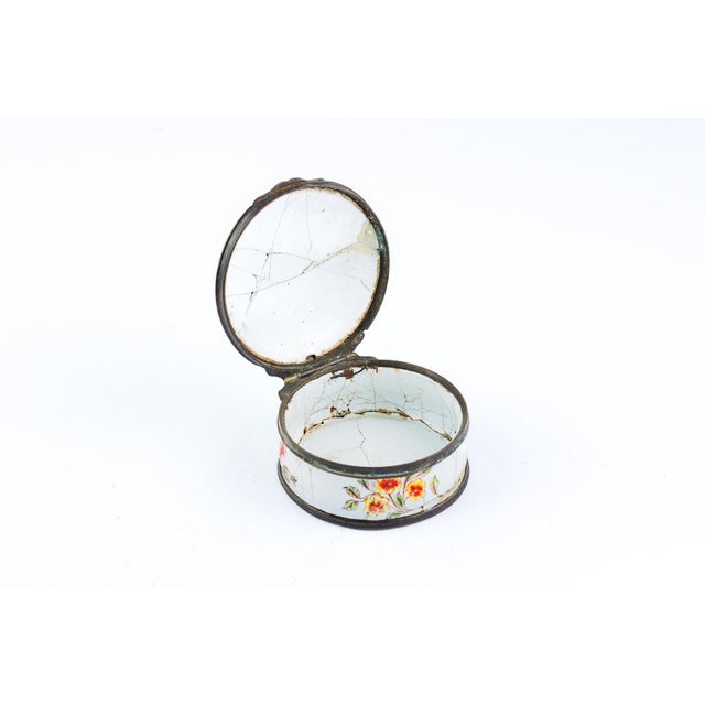 English Antique English Bilston Battlesea Style Enamel Box With Hand-Painted Fly Motif For Sale - Image 3 of 4
