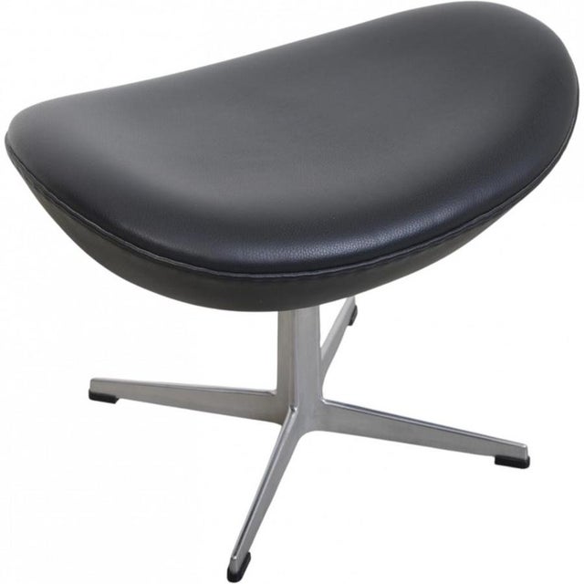 Egg Stool in Black Aura Leather by Arne Jacobsen, 2016 For Sale - Image 4 of 8