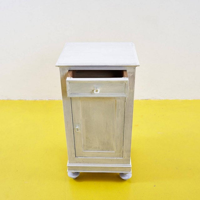 This refined nightstand is a perfect addition to any bedroom. With its simple design and clean lines, it features a white...