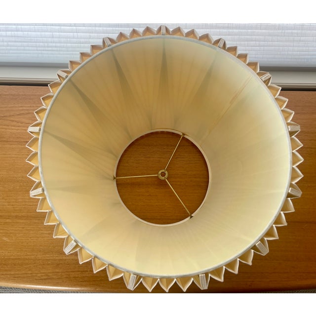 Cream Mid-20th Century Stiffel Alternating Inverted Knife Pleated Linen Lamp Shade For Sale - Image 8 of 10