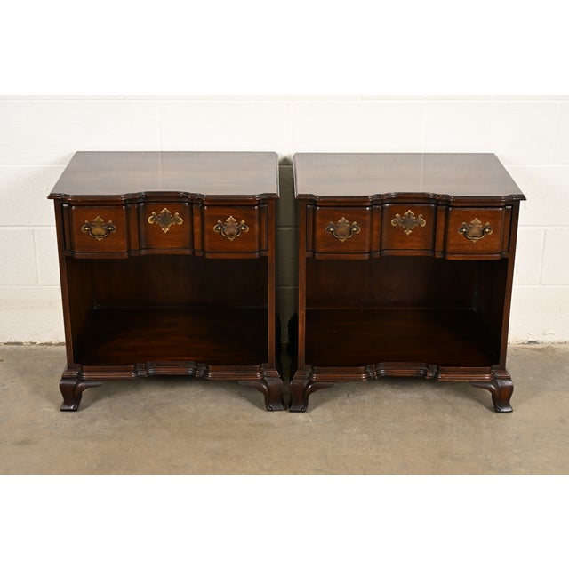 English Kindel Furniture Georgian Solid Mahogany Block Front Nightstands, Pair For Sale - Image 3 of 18