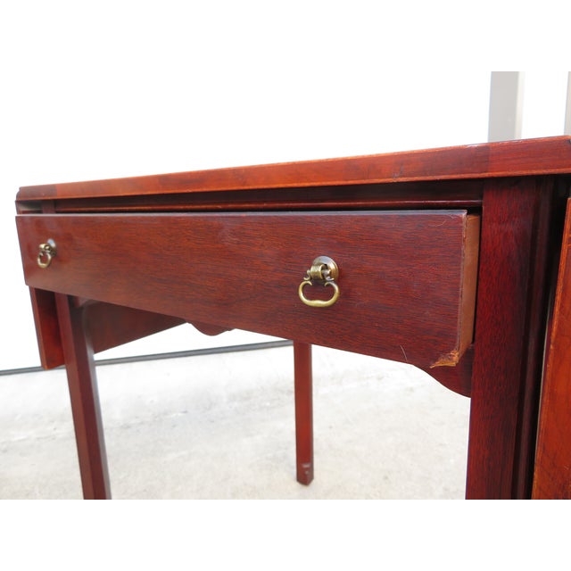 Vintage Mahogany Pembroke Dropleaf Side Table Pair ~ Georgian Chippendale Federal Style For Sale - Image 13 of 18