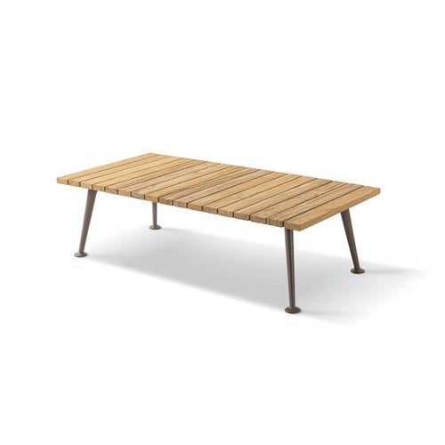 The Fenc-e Nature side table, available in one size and two heights, reflects the organic shape of the base of the seats...