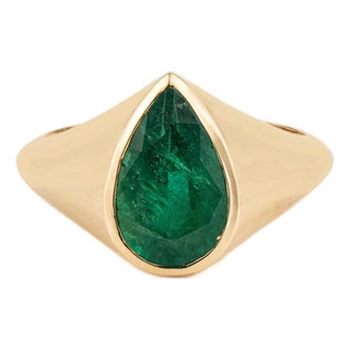 2.67ct Chunky Pear-Cut Emerald Contemporary Dome Ring in 18k Yellow Gold Size 7 For Sale