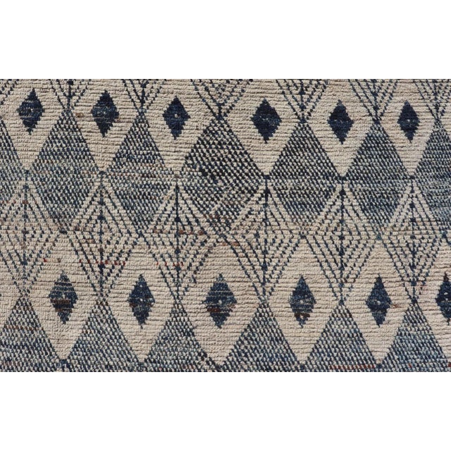 Keivan Woven Arts Large Modern Diamond Design Rug in Navy, Blue and Off White For Sale In Atlanta - Image 6 of 12
