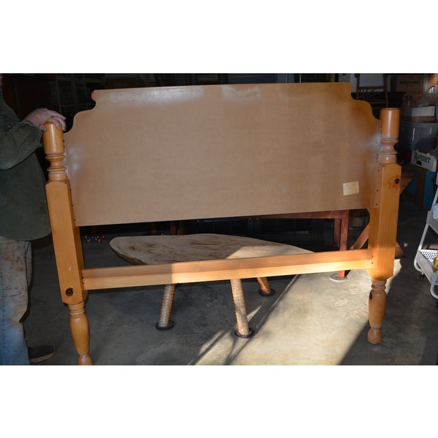 Bassett Vintage Bassett Knotty Pine Four Poster Queen Bed W/ Carved Pineapple Finials For Sale - Image 4 of 18