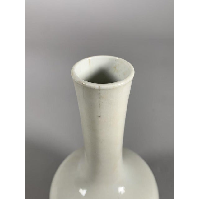 Ceramic Dehua porcelain vase, Kangxi Dynasty (1661-1722), monochrome China For Sale - Image 7 of 9