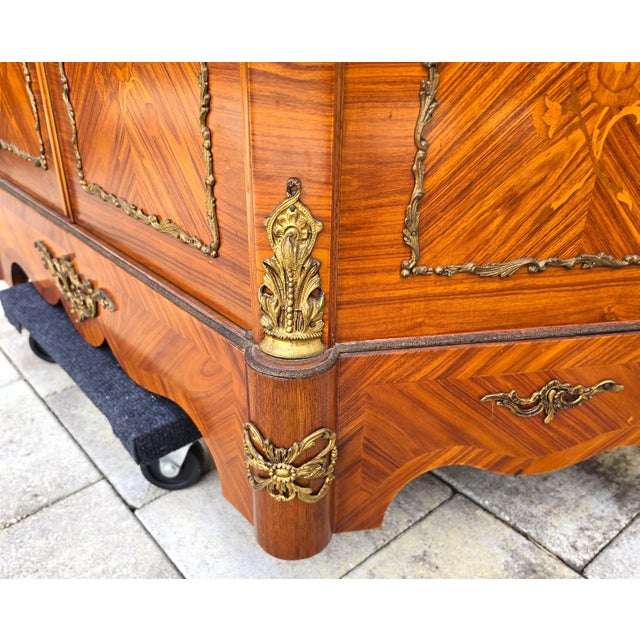 French Louis XV Marquetry Display Cabinet Figural Mounts Porcelain Medallions For Sale - Image 12 of 18