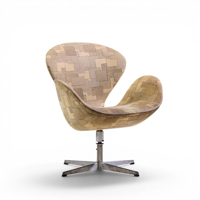 Fritz Hansen Arne Jacobsen for Fritz Hansen Mid Century Swan Chairs - Set of 4 For Sale - Image 4 of 12
