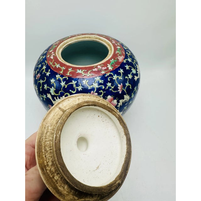 This is a beautifully crafted Chinese porcelain ginger jar with a lid. Here’s a detailed description: 1. Design and...