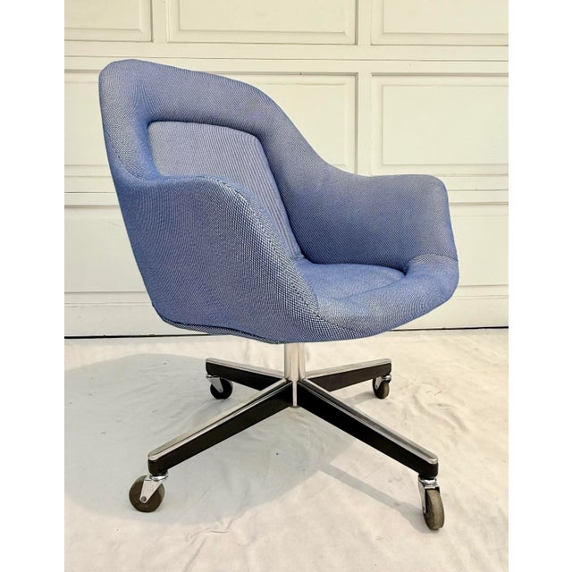 Knoll 1970's Max Pearson for Knoll Newly Reupholstered Executive Desk Chair For Sale - Image 4 of 12