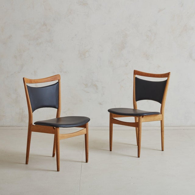 Finn Juhl 'Sw86' Black Vinyl + Oak Dining Chair by Finn Juhl - 3 Available For Sale - Image 4 of 11