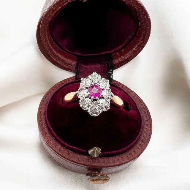 Antique daisy ring (circa 1900) in 18 carat (750 thousandths) yellow gold. It is decorated in its center with a natural...