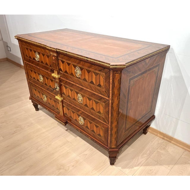 Late 18th Century Austrian Louis XVI Commode in Walnut Veneer with Inlays and Gold Plate, 1790s For Sale - Image 5 of 18