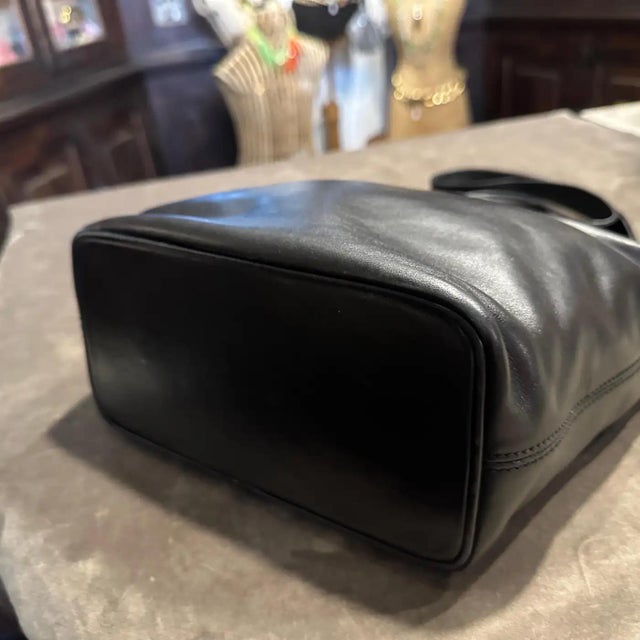 A 1990s Elegant Black Leather and Brass Italian Hand-Bag by Gianfranco Ferrè For Sale - Image 13 of 15