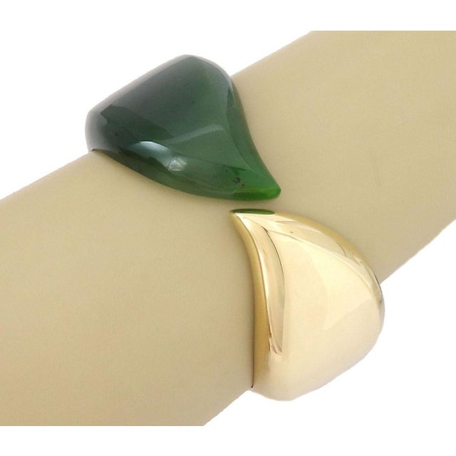 This authentic Tiffany & Co. Elsa Peretti cuff bangle bracelet is crafted in solid 18k yellow gold and features a striking...