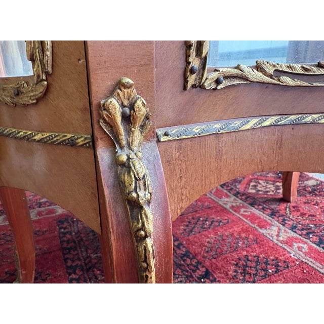 Vintage Louis XV / Transition Style Display Cabinet with Curved Glass and Gilded Bronze Ornaments For Sale - Image 6 of 18