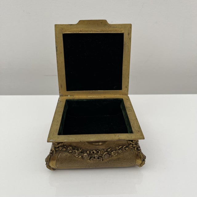 Gilt Bronze Box Portrait in Medallion attributed to De Mandre, France, 1900s For Sale - Image 6 of 18