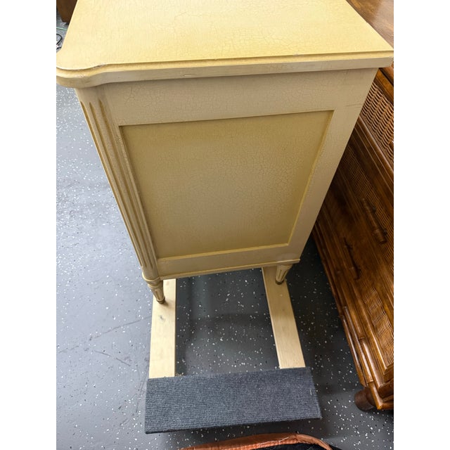 Early 20th Century French Louis XVI Creme Peinte Commode For Sale In Baton Rouge - Image 6 of 12