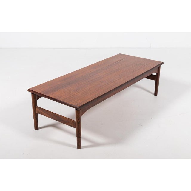 Beautiful and elegant vintage rosewood veneer coffee table from 1960s produced by Saporiti. Condition Very good,...