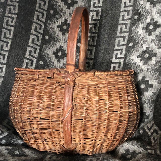 The known provenance is that it is from a North Florida estate. Age unknown. Wicker sides, willow base, handle wood is...