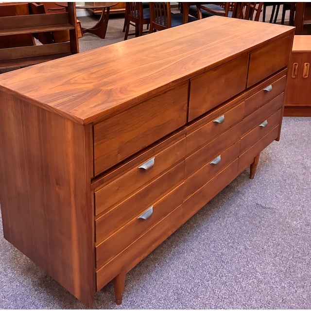 Mid Century Modern Walnut Six Drawer "Mainline" Dresser by Hooker Furniture, USA c.1950 Full Width Dresser - Quality Built...