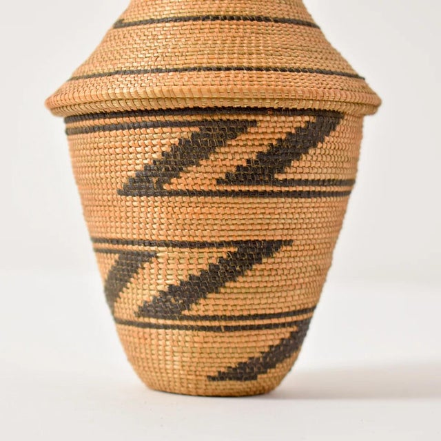 African Early 20th Century Tutsi Basket with Lid Rwanda For Sale - Image 3 of 7