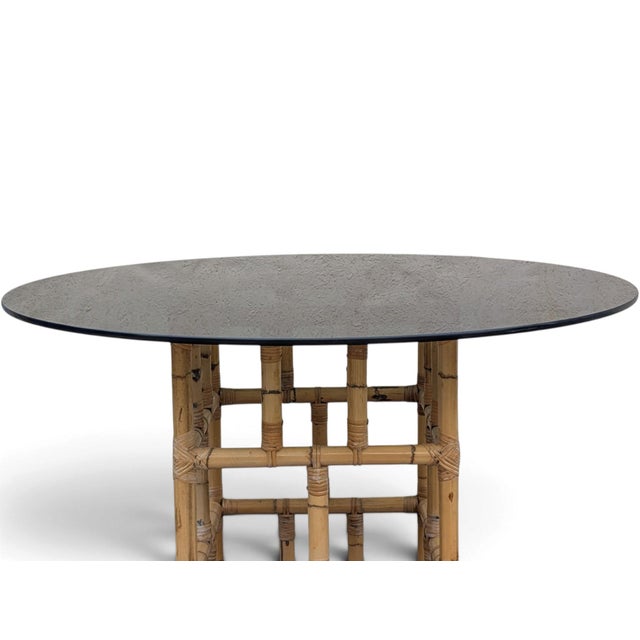 This elegant round table stands out for its complex and structured base, crafted from thick natural wicker canes woven...