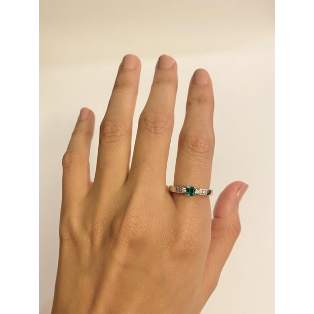 Early 21st Century Vintage Natural Colombian 0.21 Carats Emerald and Diamond Platinum Ring, Size 6 For Sale - Image 5 of 8