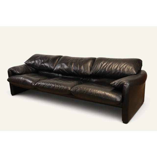 Designed in 1973 by Vico Magistretti for Cassina, the Maralunga sofa is one of the most representative creations of...