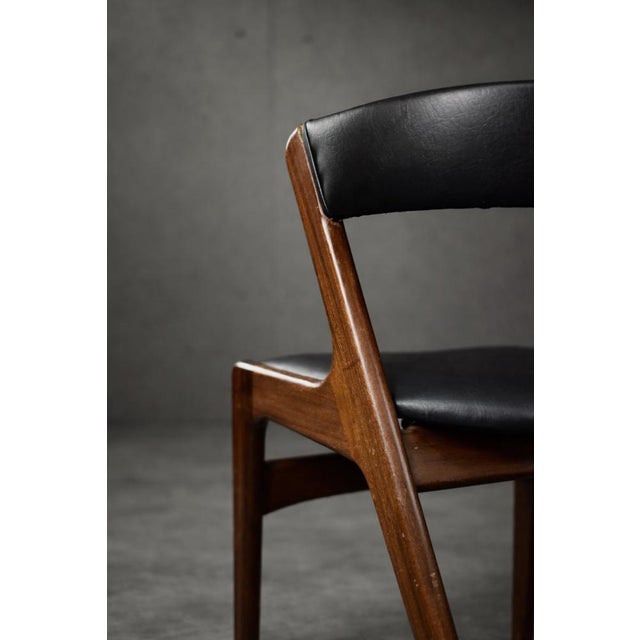This modern Fire executive chair was produced during the 1960s. The teak frame captivates with its deep color and natural,...