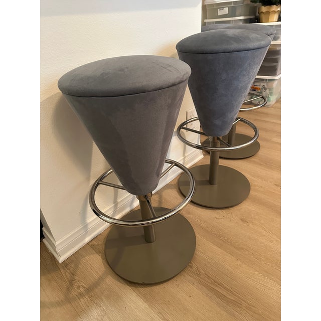Set of Four Mid Century Modern Chrome & Slate Suede Swivel & Hydraulic MCM Unique Bar Stools For Sale - Image 10 of 11