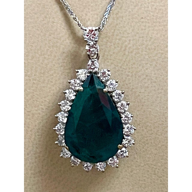 15 Ct Pear Hydro Emerald & 4 Ct Diamond Pendent/Necklace 18 Kt White Gold For Sale - Image 12 of 18