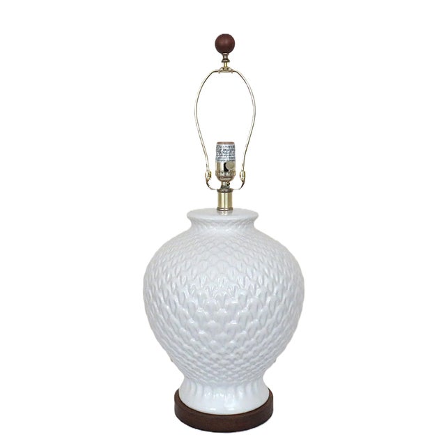 FREE SHIPPING ANYWHERE IN THE CONTINENTAL US! This is a distinctive Ralph Lauren designer pineapple table lamp in white....