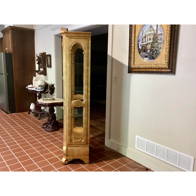 Gold Weiman Vintage Hollywood Regency Style Gold Lighted Curio Display Cabinet 1940s Lighted With Drawer For Sale - Image 8 of 17