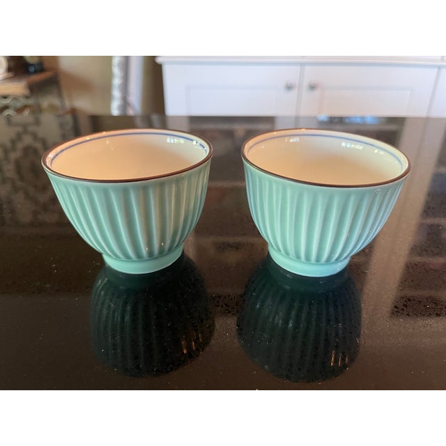 Love the contrast of the exterior and interior colors. Piece identification is on the bottom. Cups are in perfect...