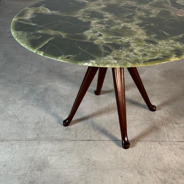 Wood Round Onyx and Walnut Dining Table attributed to Osvaldo Borsani, 1950s For Sale - Image 7 of 15