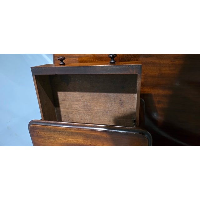 A very nice quality Victorian mahogany dressing table, mercury plate mirror, white procelain castors, jewelry drawers to...