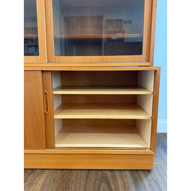 Poul Hundevad Mid 20th Century Danish Modern Teak Bookcase & Display Cabinet by Poul Hundevad With Sliding Glass Doors For Sale - Image 4 of 10