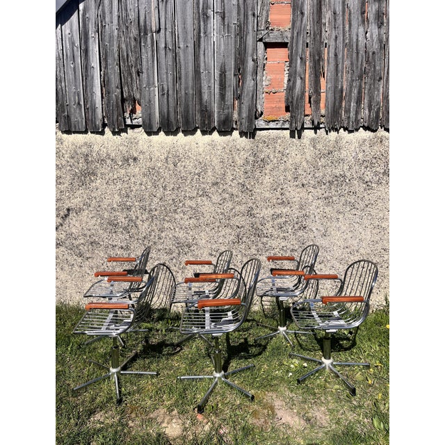 Metal Mid-Century Modern Swivel Wire Chairs with Wooden Armrests, 1970s, Set of 2 For Sale - Image 7 of 18