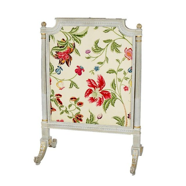 French Louis XVI Style White & Gilt Fire Screen With Floral Fabric, 20th C For Sale - Image 4 of 16