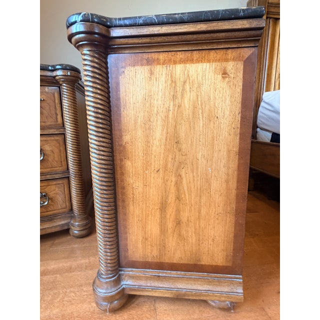 1990s Pair of Vintage Drexel Heritage Marble‑Top, 3 Drawer Nightstands – Solid Wood and Classic Elegance For Sale - Image 5 of 7