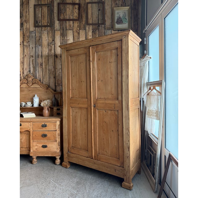 Antique Linen Cupboard in Pine For Sale - Image 3 of 15
